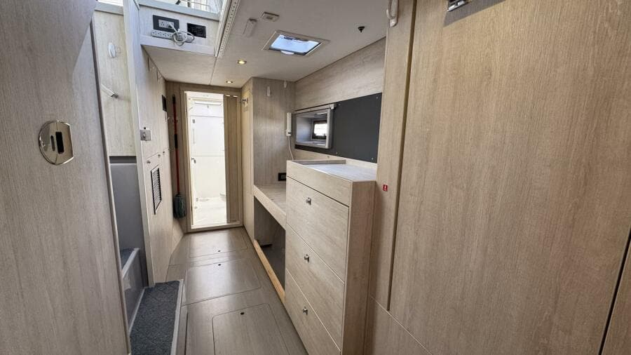 2018 Leopard Power Cat Starboard Side Companionway