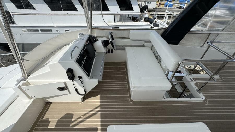 2018 Leopard Power Cat Flybridge Helm