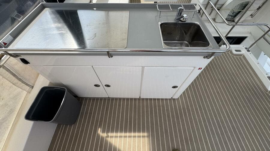 2018 Leopard Power Cat Flybridge Refreshment Center