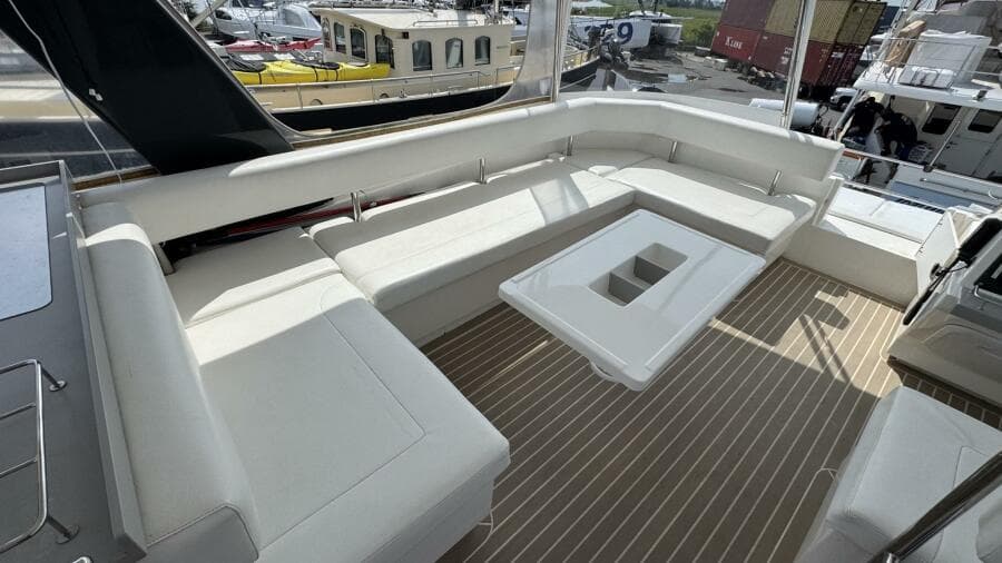 2018 Leopard Power Cat Flybridge Settee Port