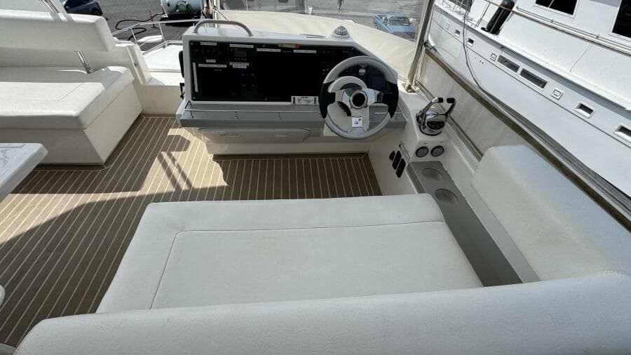 2018 Leopard Power Cat Flybridge Helm