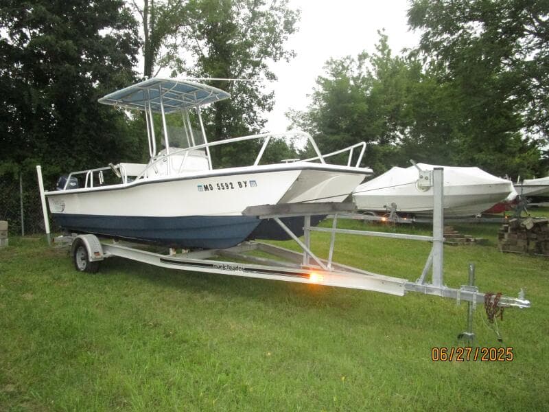 22' Twin Vee starboard forward profile