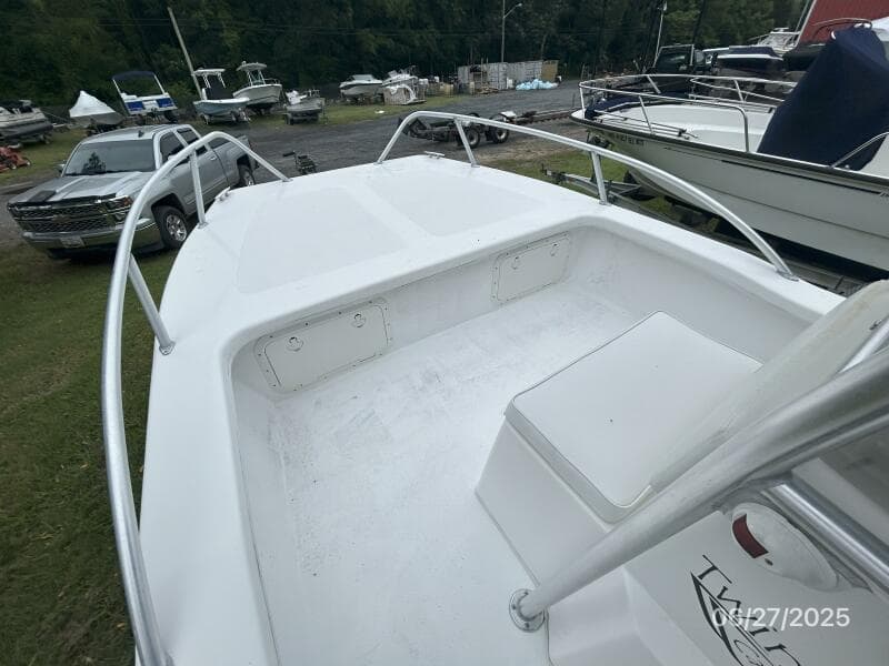 22' Twin Vee foredeck1