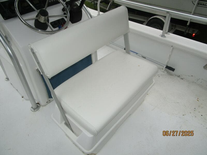 22' Twin Vee helmseat reversed