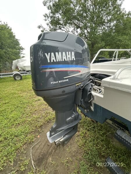 22' Twin Vee port outboard2