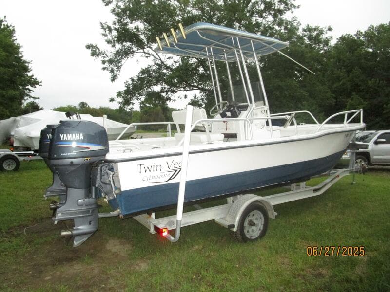 22' Twin Vee starboard aft profile