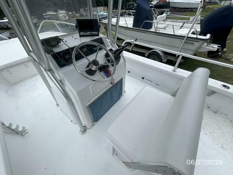 22' Twin Vee helm2