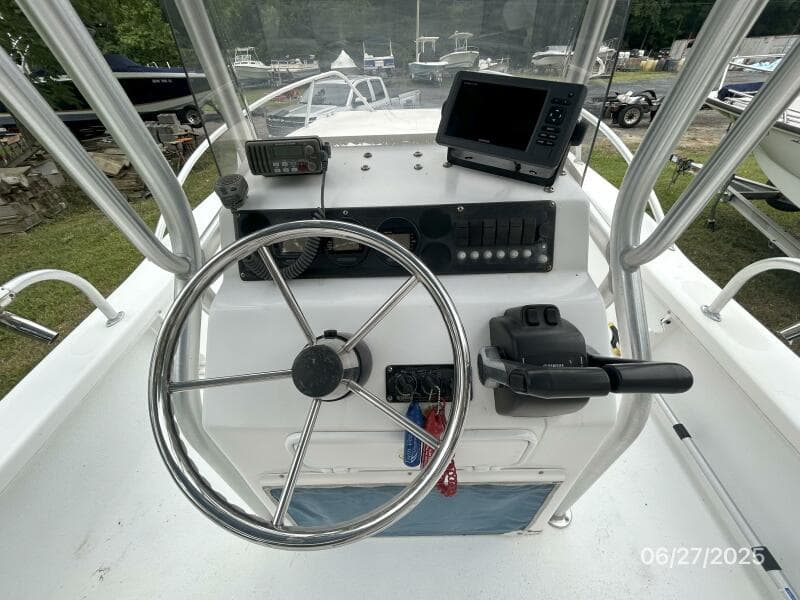22' Twin Vee helm3