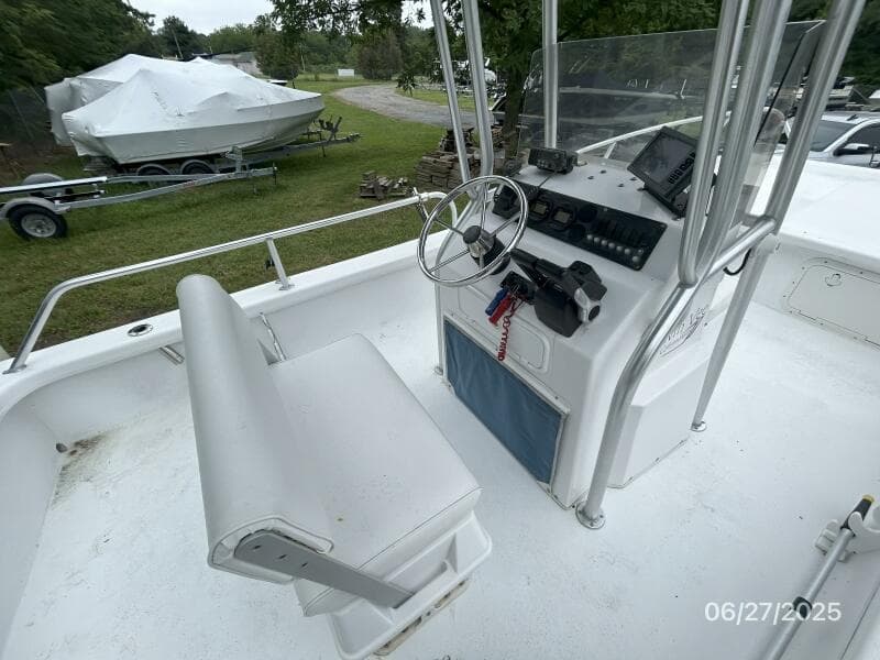 22' Twin Vee helm1