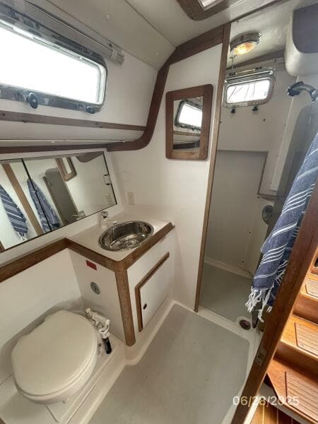 40' Freedom aft head-shower