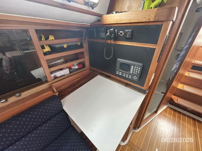 40' Freedom nav station