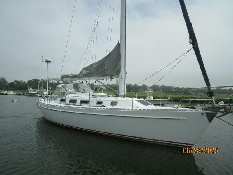 40' Freedom starboard forward profile