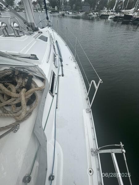 40' Freedom starboard side deck