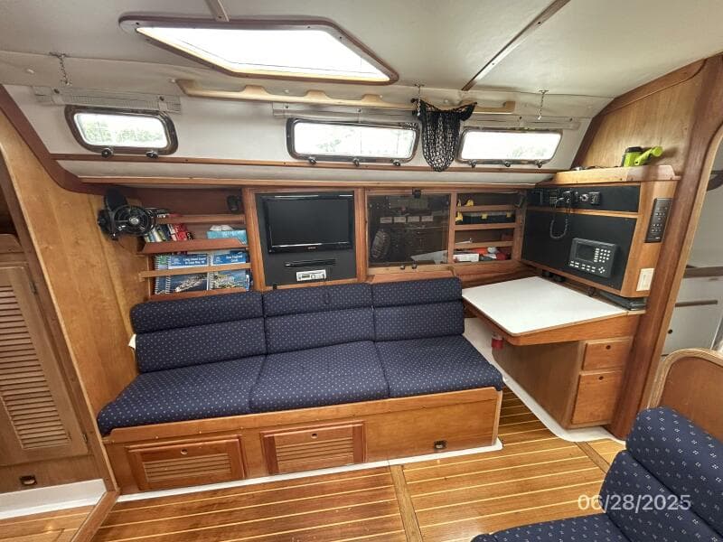 40' Freedom salon starboard