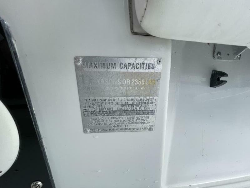 1993 Boston Whaler 21 Outrage
