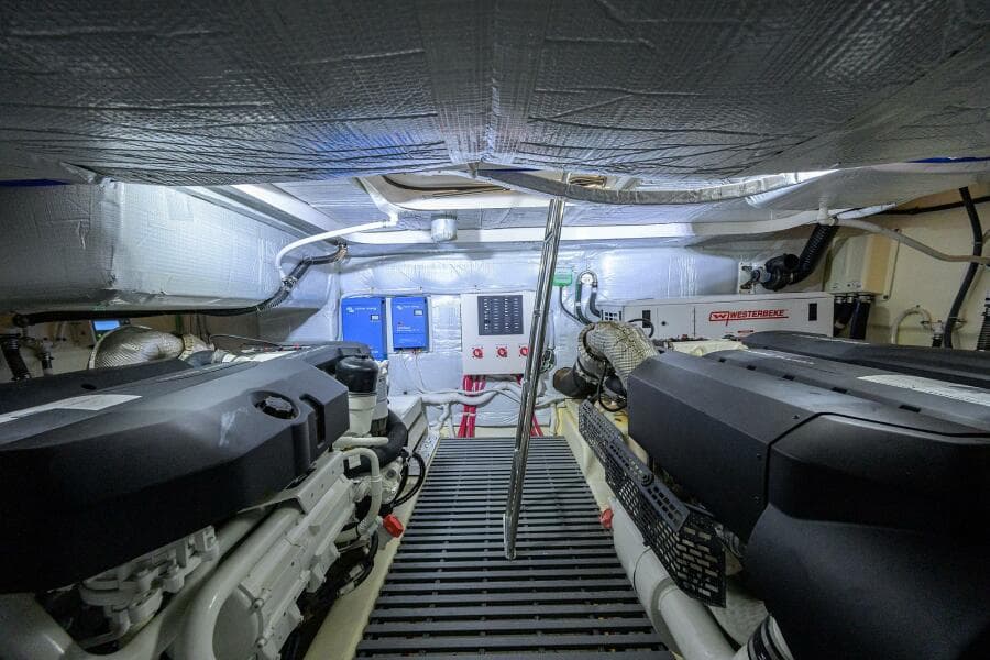 Tiara 49 DEBBIE'S DIAMOND - Engine Room