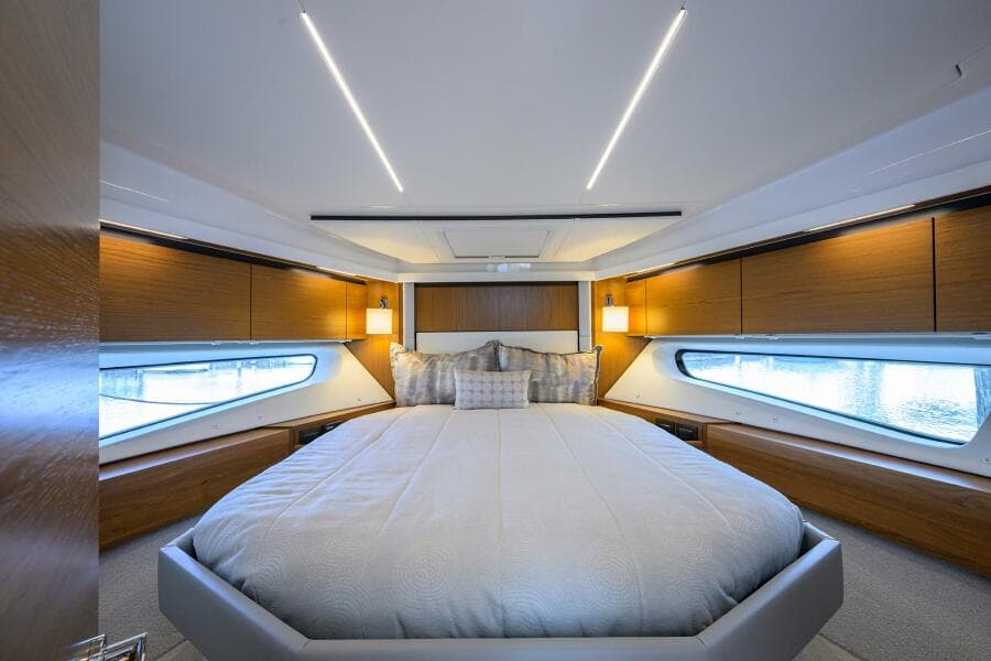 Tiara 49 DEBBIE'S DIAMOND - Forward Stateroom