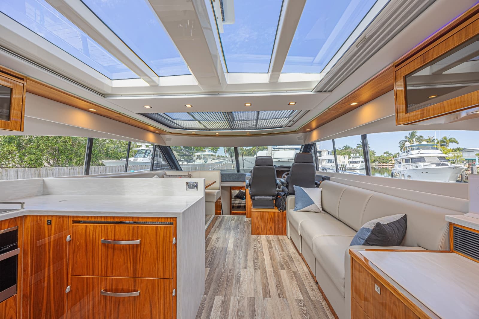 2021 Riviera 6000 Motor Yacht - Photo 31