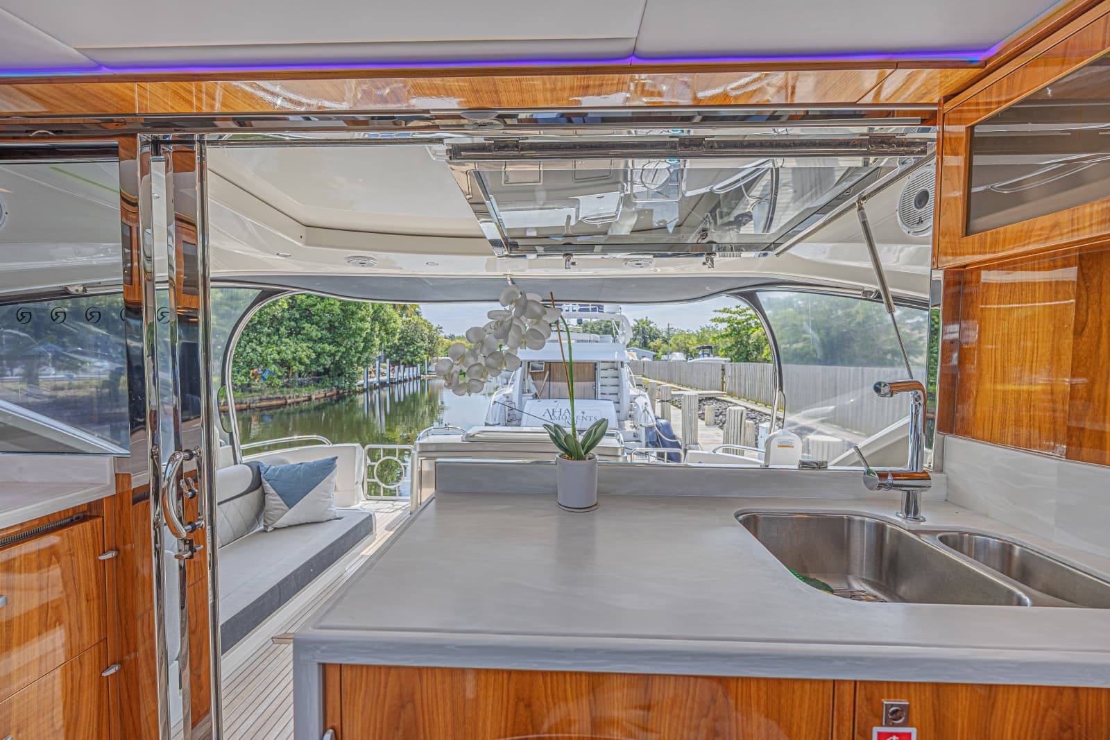 2021 Riviera 6000 Motor Yacht - Photo 40