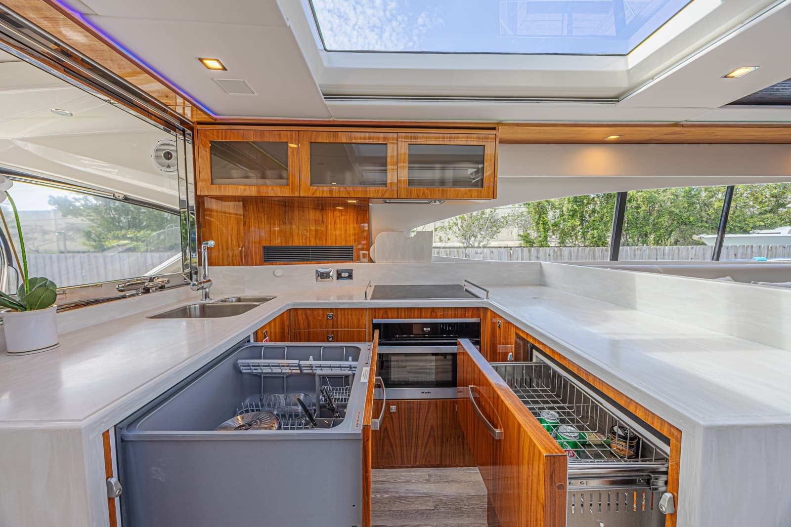 2021 Riviera 6000 Motor Yacht - Photo 37