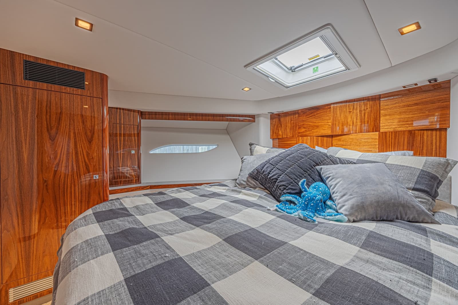 2021 Riviera 6000 Motor Yacht - Photo 16
