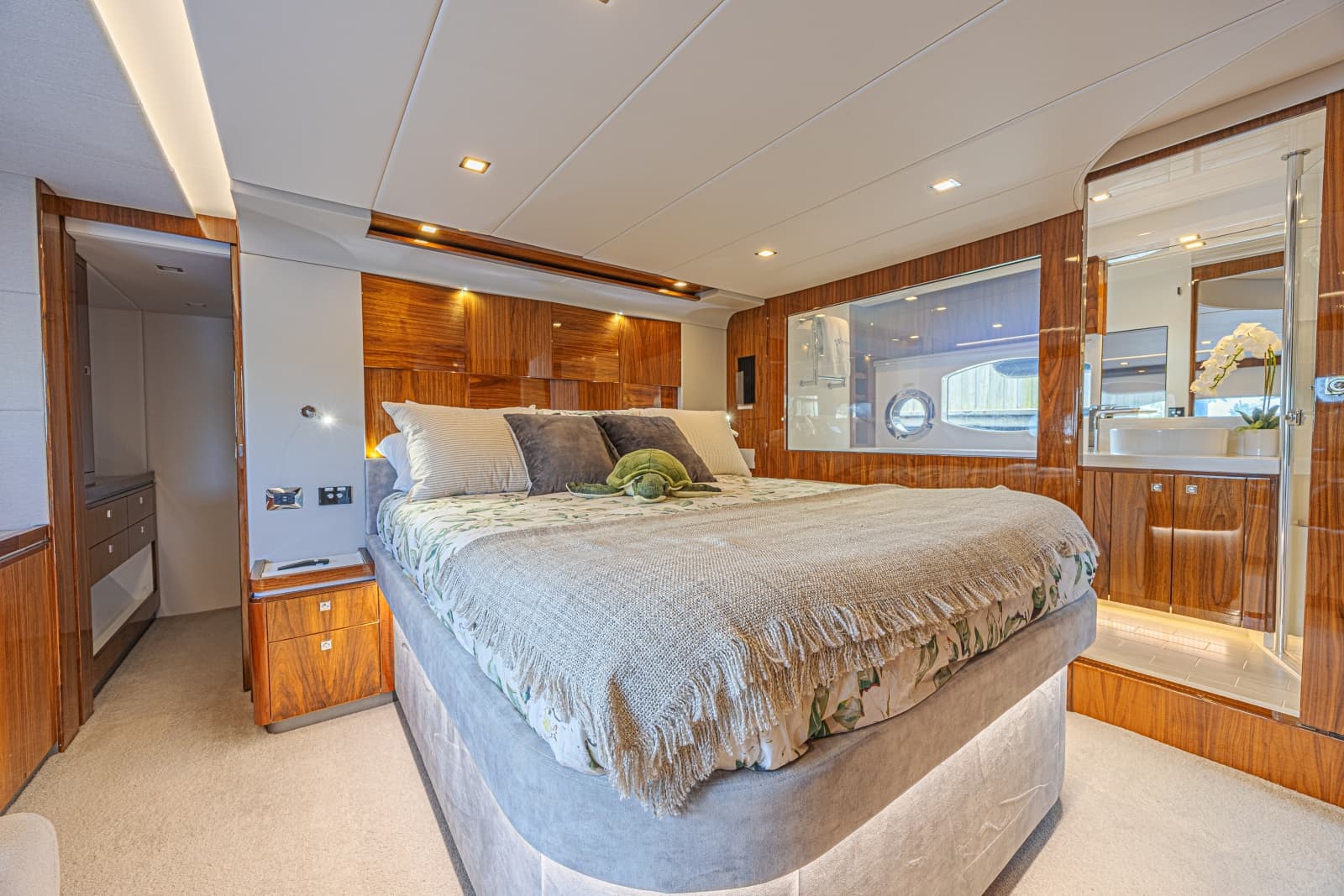 2021 Riviera 6000 Motor Yacht - Photo 20