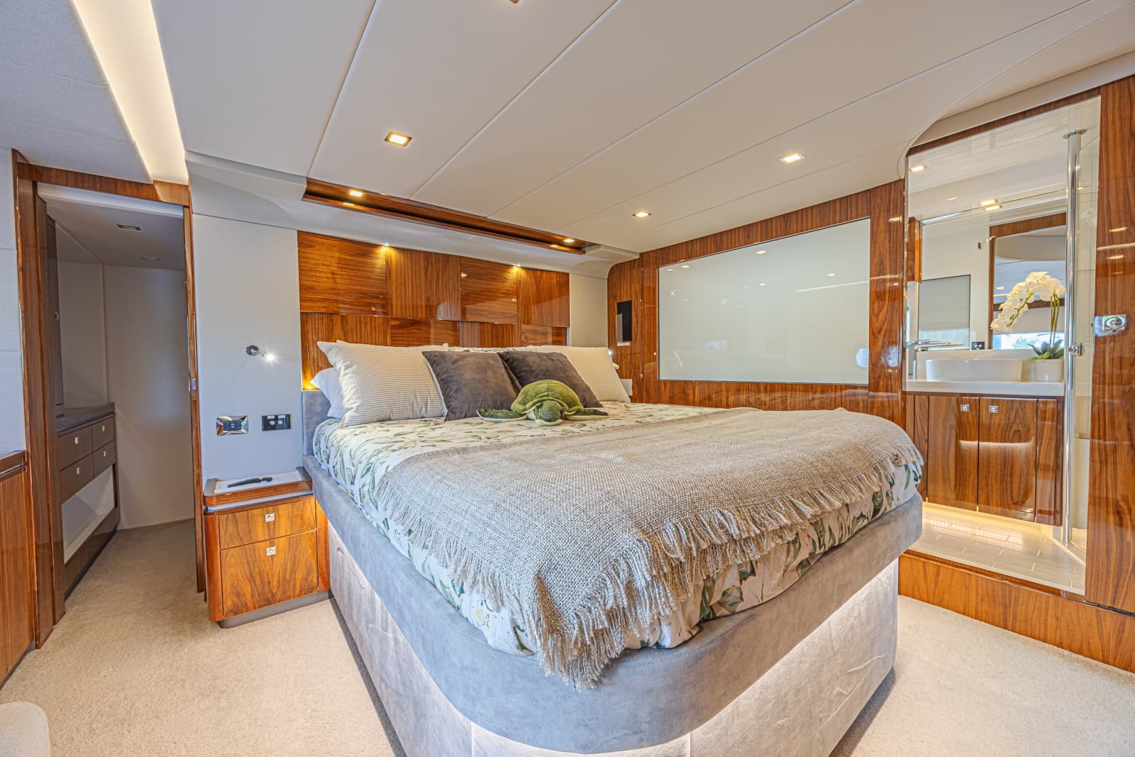 2021 Riviera 6000 Motor Yacht - Photo 21