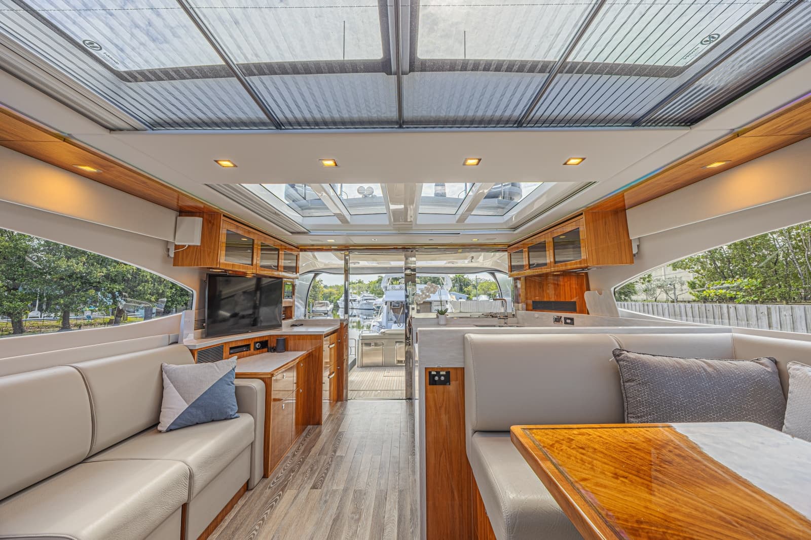 2021 Riviera 6000 Motor Yacht - Photo 35