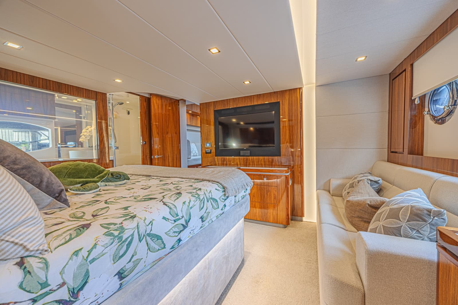 2021 Riviera 6000 Motor Yacht - Photo 25