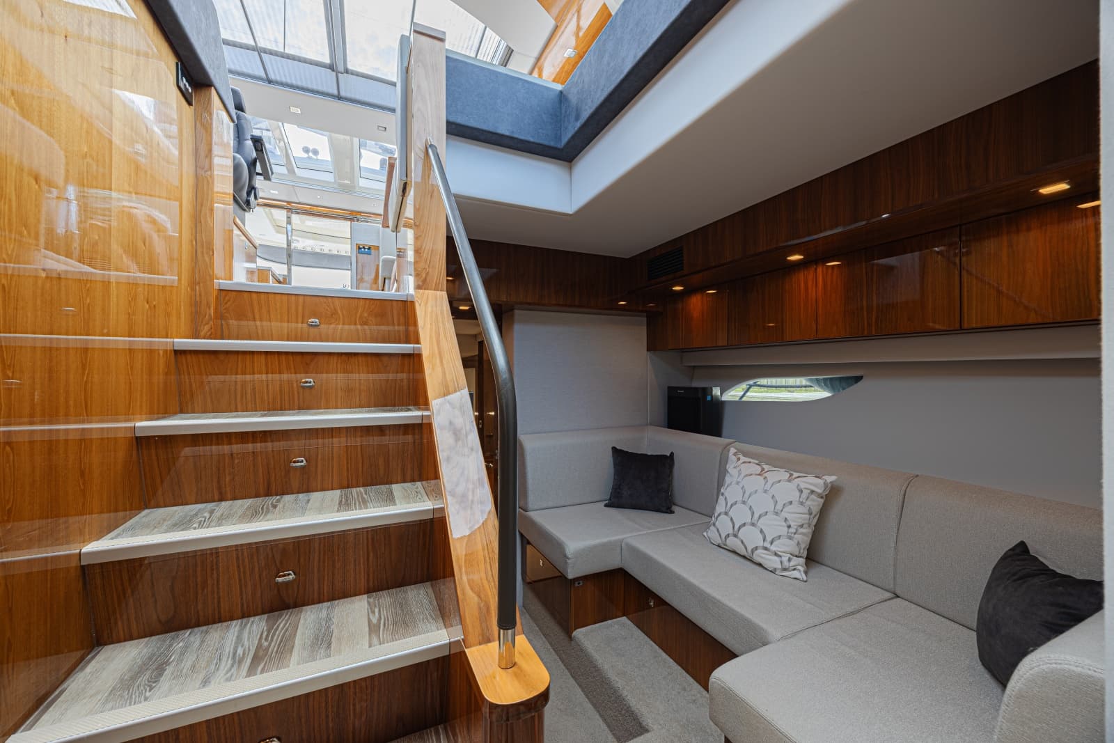 2021 Riviera 6000 Motor Yacht - Photo 26