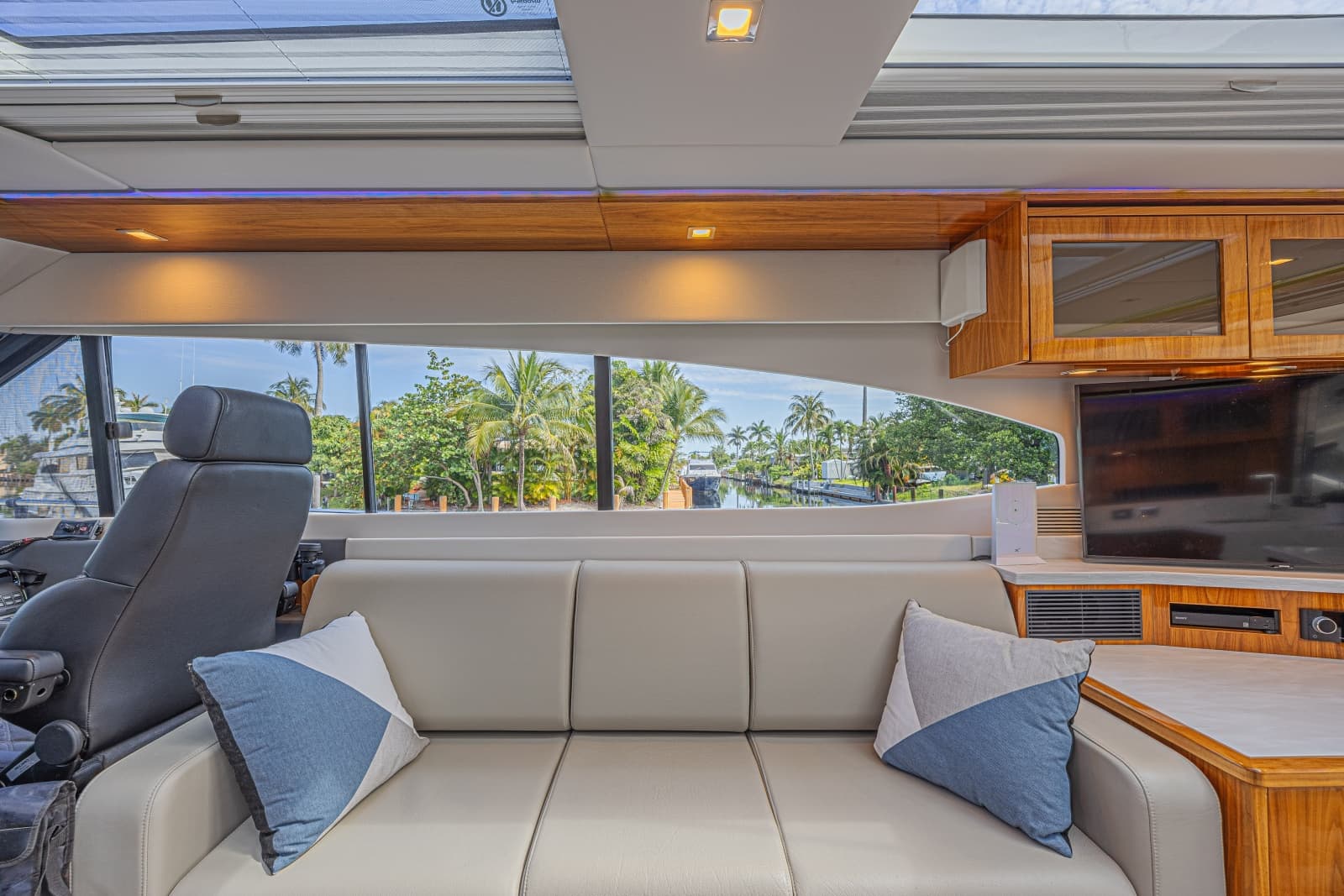 2021 Riviera 6000 Motor Yacht - Photo 36