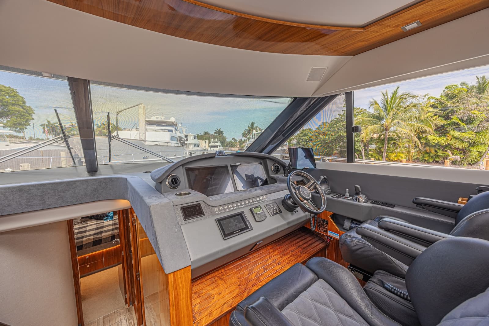 2021 Riviera 6000 Motor Yacht - Photo 28