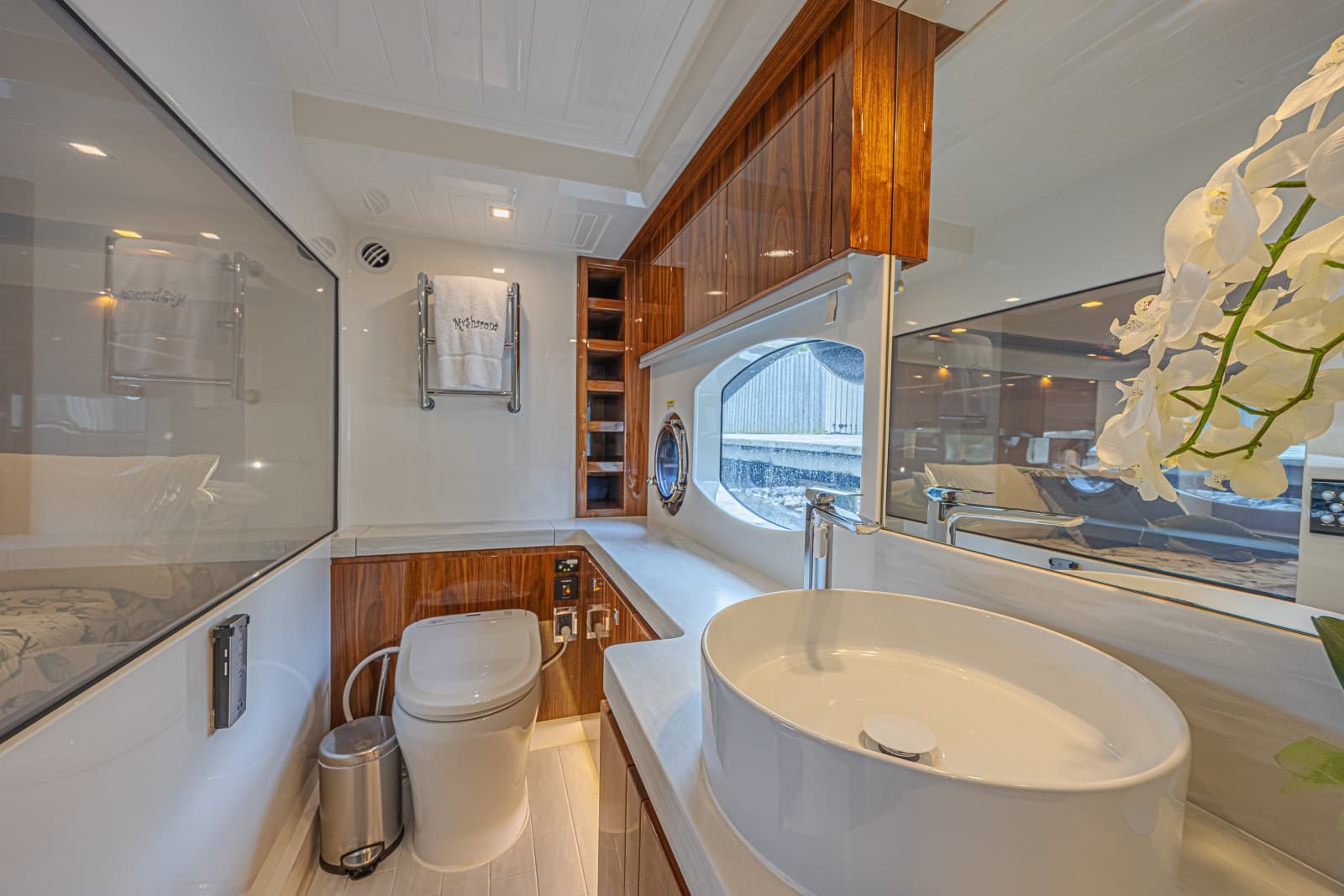2021 Riviera 6000 Motor Yacht - Photo 22