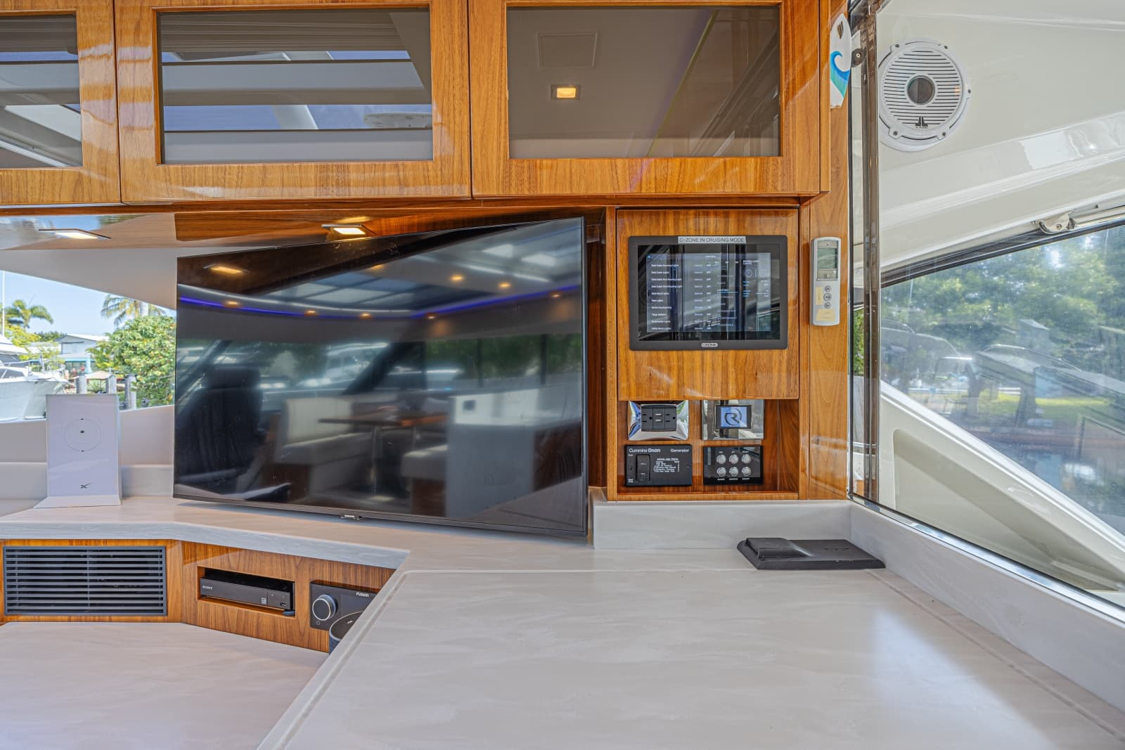2021 Riviera 6000 Motor Yacht - Photo 38