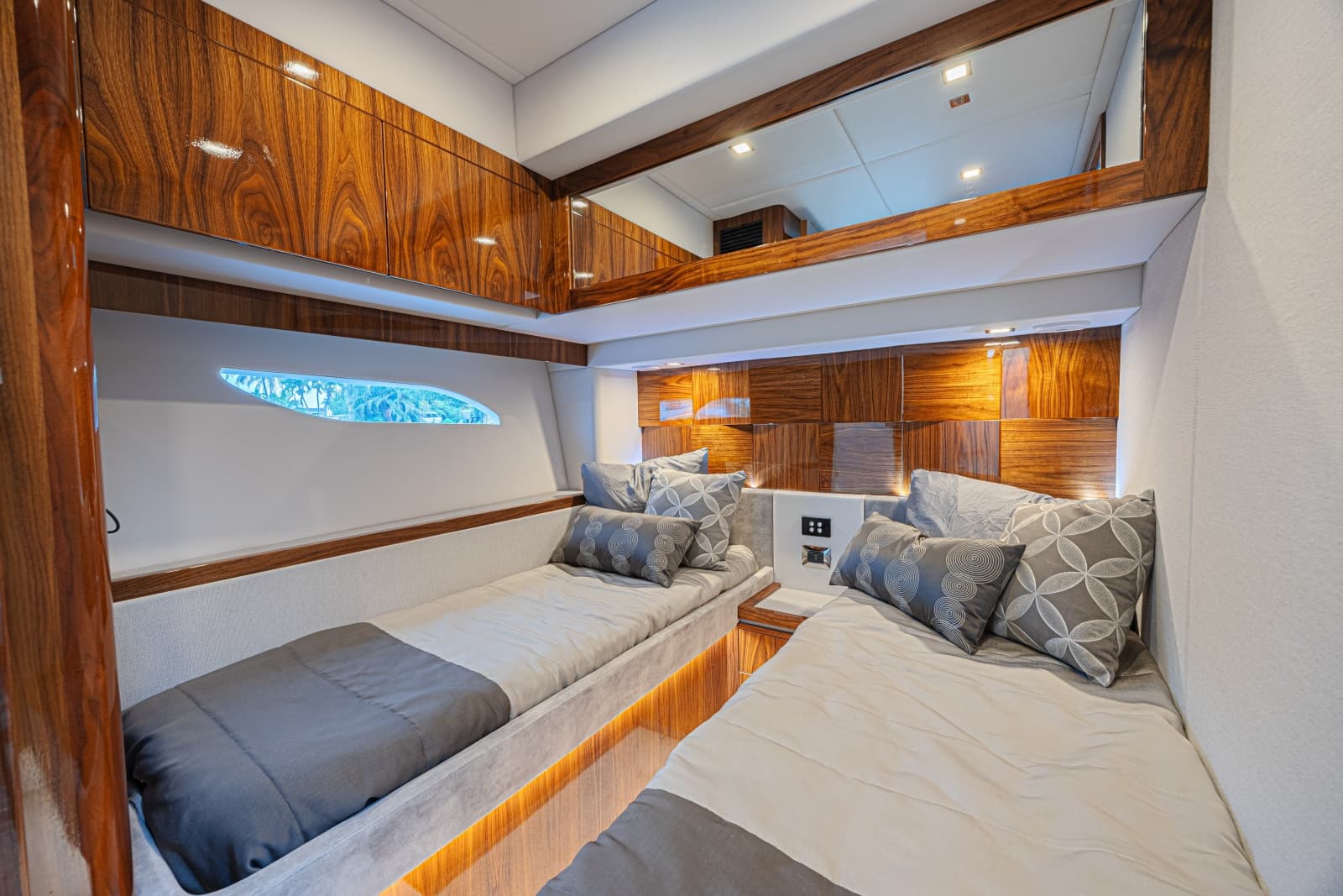 2021 Riviera 6000 Motor Yacht - Photo 12