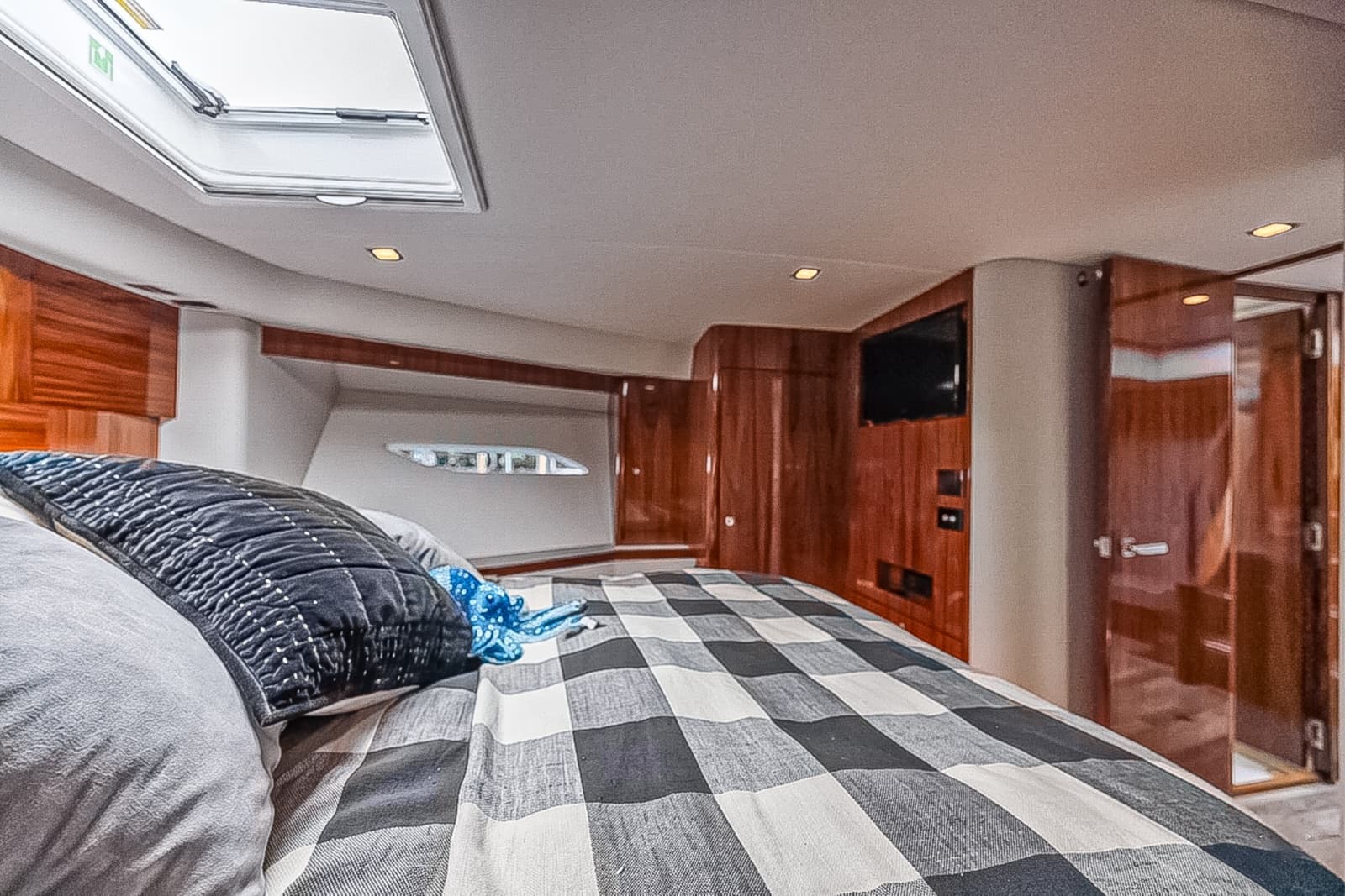 2021 Riviera 6000 Motor Yacht - Photo 27