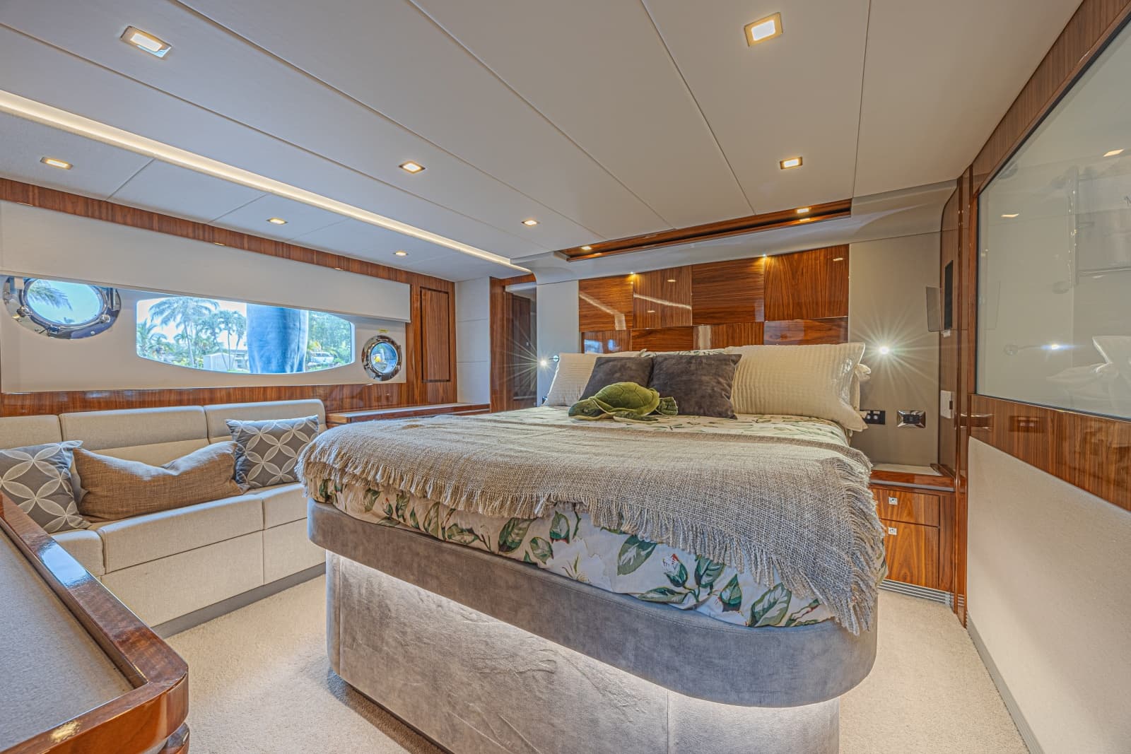 2021 Riviera 6000 Motor Yacht - Photo 19