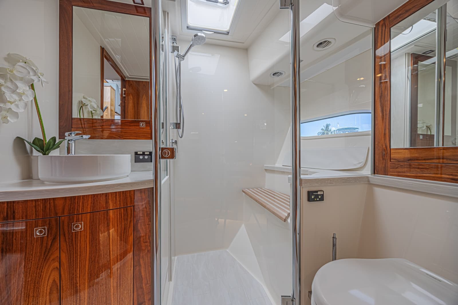 2021 Riviera 6000 Motor Yacht - Photo 13