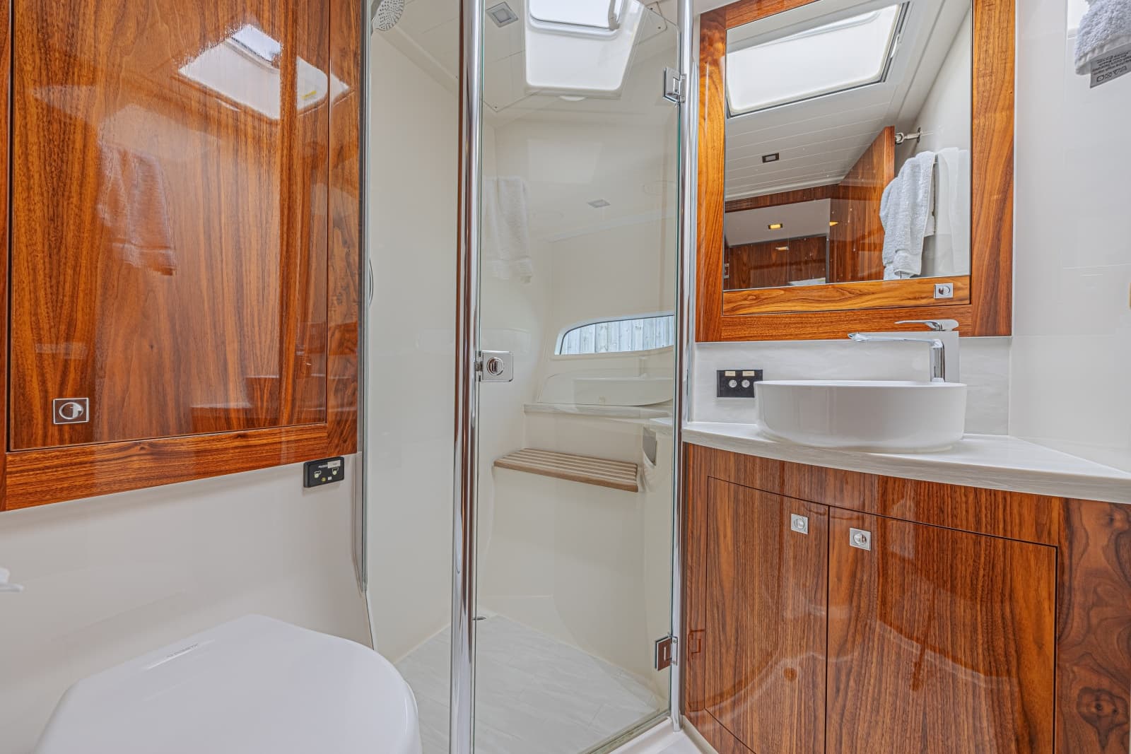 2021 Riviera 6000 Motor Yacht - Photo 14