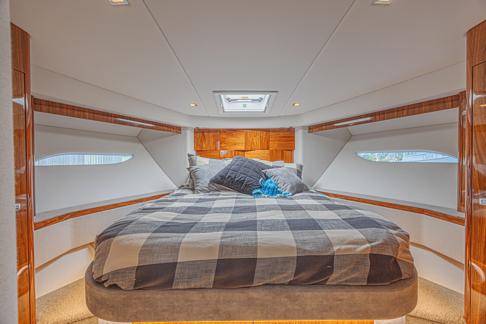 2021 Riviera 6000 Motor Yacht - Photo 15