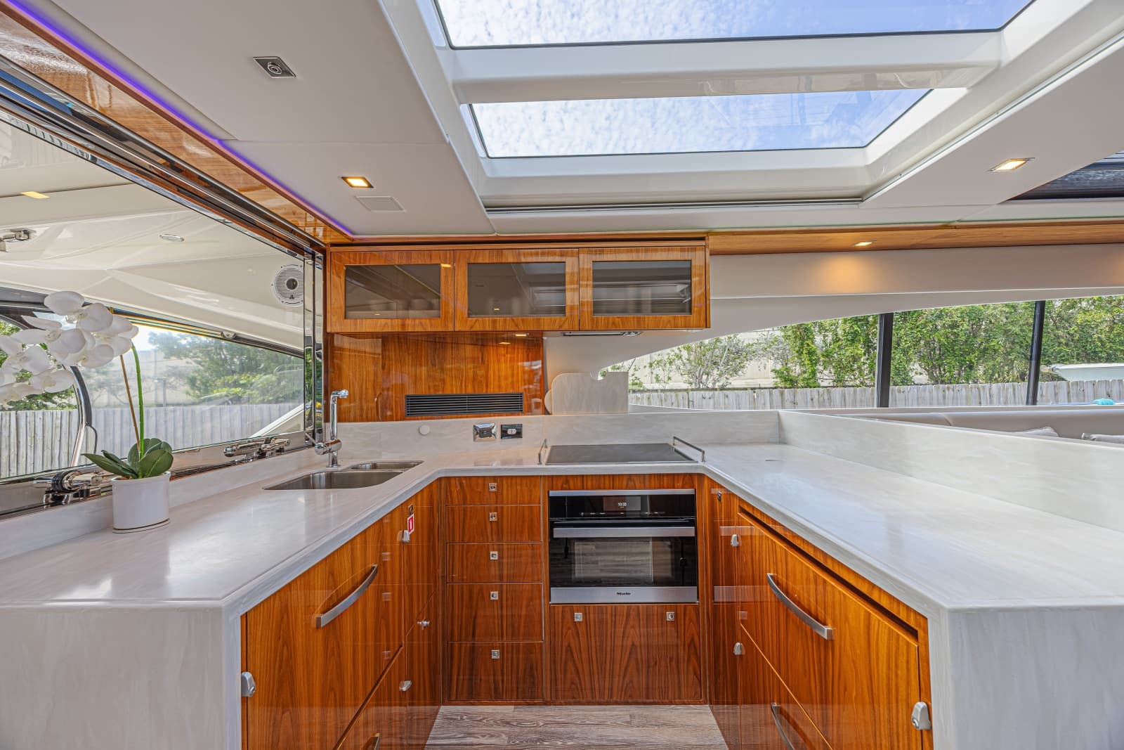 2021 Riviera 6000 Motor Yacht - Photo 32