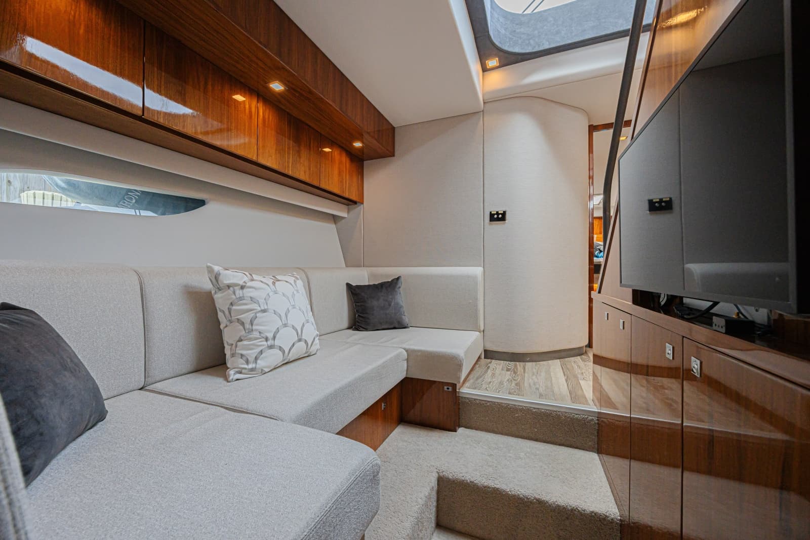 2021 Riviera 6000 Motor Yacht - Photo 18