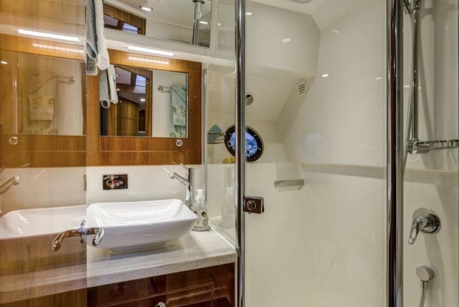 2016 Riviera 5000 Sport Yacht - Photo 24