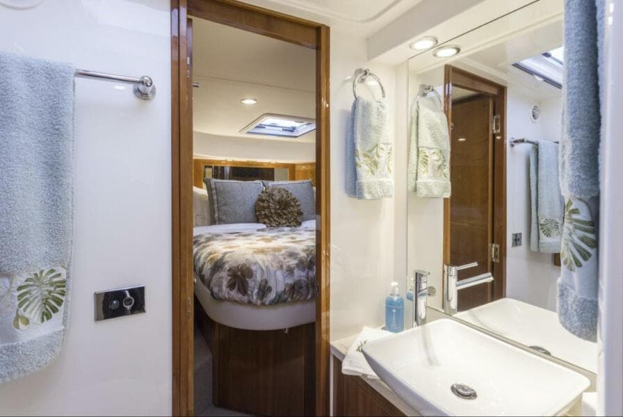 2016 Riviera 5000 Sport Yacht - Photo 21