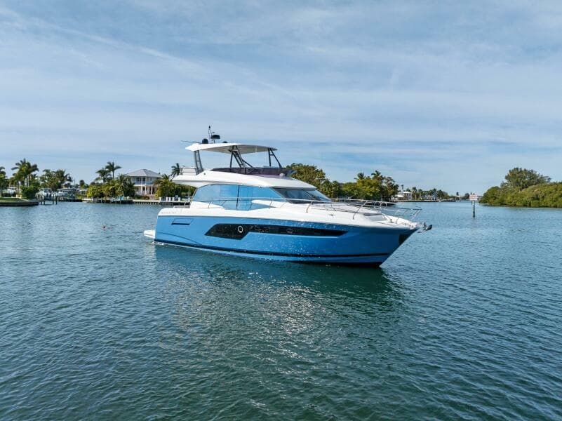 2020 52 Prestige Flybridge - Vacay - Profile