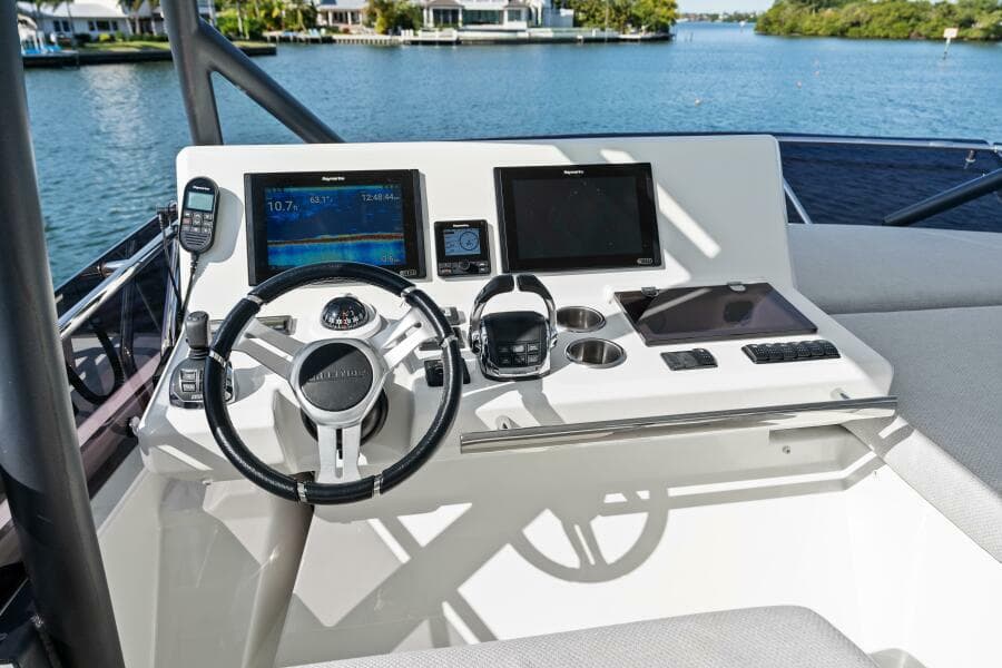 2020 52 Prestige Flybridge - Vacay - Flybridge Helm