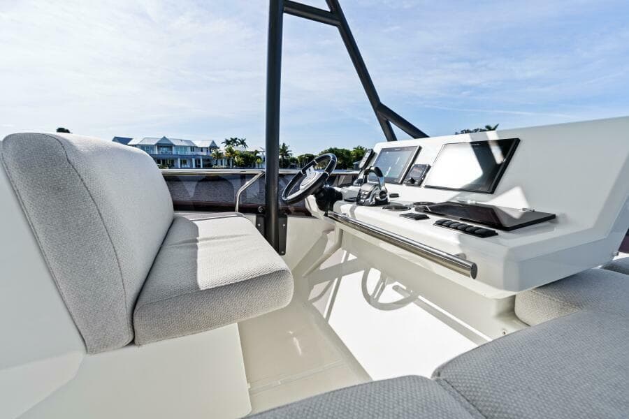 2020 52 Prestige Flybridge - Vacay - Flybridge Helm