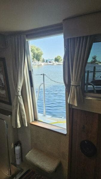 1986 Chris-Craft 381 Catalina