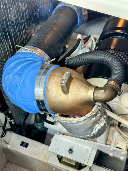 2005 Cruisers Yachts 540 Express