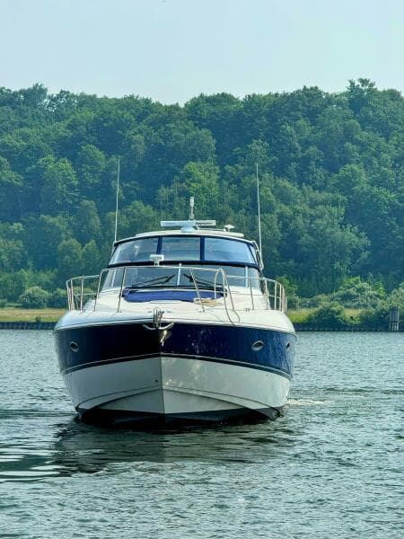 2005 Cruisers Yachts 540 Express